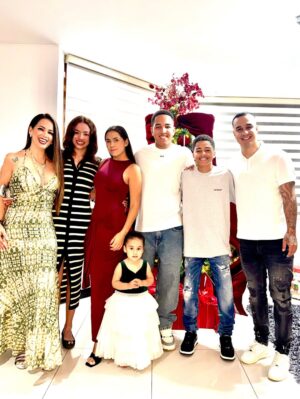 Melissa Klug Instagram - Feliz Navidad para todos ustedes 🎄✨
Que Dios los bendiga, los cubra con su amor y llene sus hogares de paz, salud y esperanza 🤍 mis mejores deseos para todos ✨💛
El amor trasciende el tiempo y el cielo. Siempre con nosotros 🤍Mis ángeles 🤍No están físicamente, pero viven en cada recuerdo, en cada sonrisa y en el amor que nos mantiene unidos como familia.