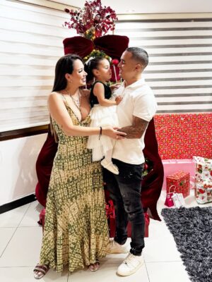 Melissa Klug Instagram - Feliz Navidad para todos ustedes 🎄✨
Que Dios los bendiga, los cubra con su amor y llene sus hogares de paz, salud y esperanza 🤍 mis mejores deseos para todos ✨💛
El amor trasciende el tiempo y el cielo. Siempre con nosotros 🤍Mis ángeles 🤍No están físicamente, pero viven en cada recuerdo, en cada sonrisa y en el amor que nos mantiene unidos como familia.