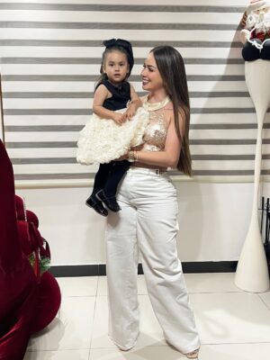 Melissa Klug Instagram - ✨El 2025 me enseñó, me retó y me transformó. Hoy lo despido con mis hijas y abro el 2026 con fe, cambios positivos, abundancia y decisiones que me acerquen a la tranquilidad que merezco✨
*mis hijos los varones lo pasaron en el sur con amigos y familia*
•Feliz Año Nuevo para todos ustedes, que el 2026 llegue con salud, paz, amor y abundantes bendiciones 💫✨💛