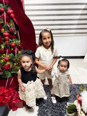 Melissa Klug Instagram - ✨El 2025 me enseñó, me retó y me transformó. Hoy lo despido con mis hijas y abro el 2026 con fe, cambios positivos, abundancia y decisiones que me acerquen a la tranquilidad que merezco✨
*mis hijos los varones lo pasaron en el sur con amigos y familia*
•Feliz Año Nuevo para todos ustedes, que el 2026 llegue con salud, paz, amor y abundantes bendiciones 💫✨💛