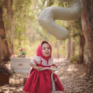 Melissa Klug Instagram - Gracias @monissimaatelier , @jennydelacruzfotografia y a @pasionporendulzar que hicieron posible esta sesión de fotos espectacular previos al cumpleaños de mi bebé 💝 Gracias por poner tanto amor, paciencia y dedicación en cada detalle !!! Lograron capturar no solo imágenes, sino la ternura, la alegría y la magia de esta etapa tan única. Gracias por regalarnos recuerdos que quedarán guardados para toda la vida …
A días de cumplir 2 añitos mi Cayetana hermosa te amo ❤️