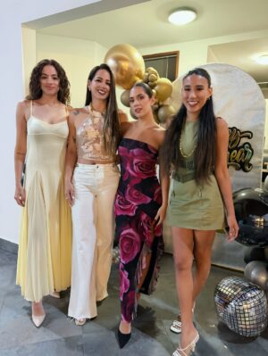 Melissa Klug Instagram - ✨El 2025 me enseñó, me retó y me transformó. Hoy lo despido con mis hijas y abro el 2026 con fe, cambios positivos, abundancia y decisiones que me acerquen a la tranquilidad que merezco✨
*mis hijos los varones lo pasaron en el sur con amigos y familia*
•Feliz Año Nuevo para todos ustedes, que el 2026 llegue con salud, paz, amor y abundantes bendiciones 💫✨💛