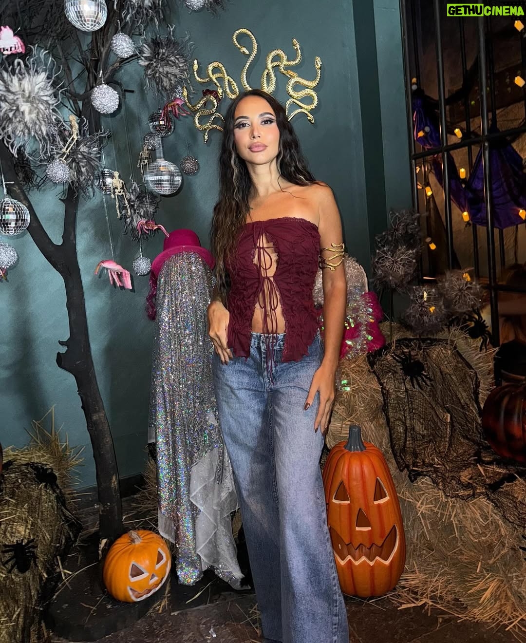 Menna Samaha - 7K Likes - Halloween glam unlocked 🕸️✨
Makeup by @shotytmiex 
Hair by @mohamed_youssef_32 🎃💋