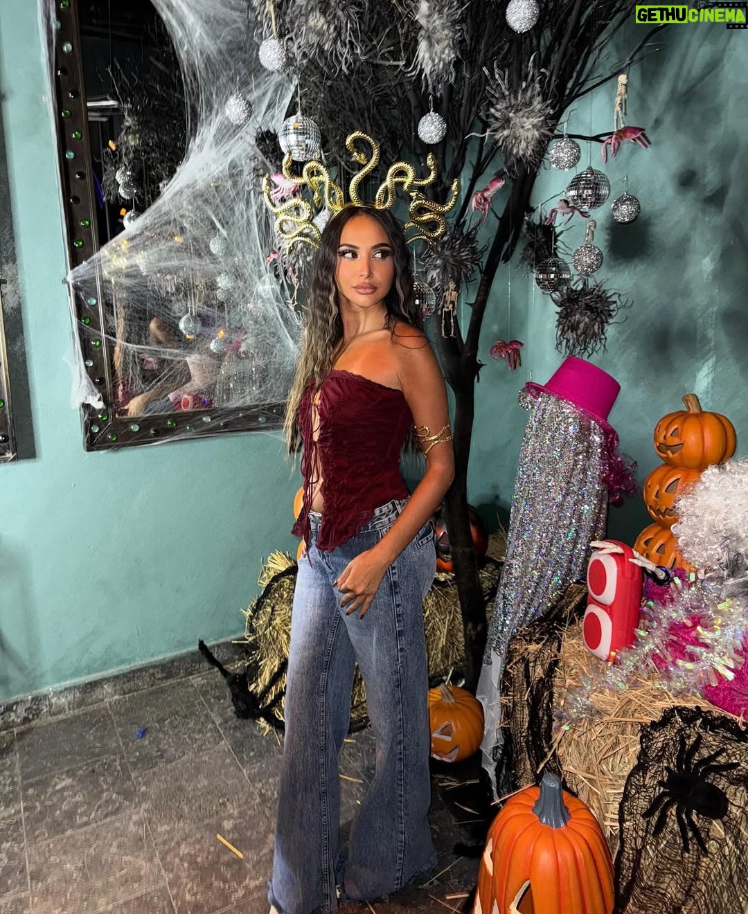 Menna Samaha - 7K Likes - Halloween glam unlocked 🕸️✨
Makeup by @shotytmiex 
Hair by @mohamed_youssef_32 🎃💋