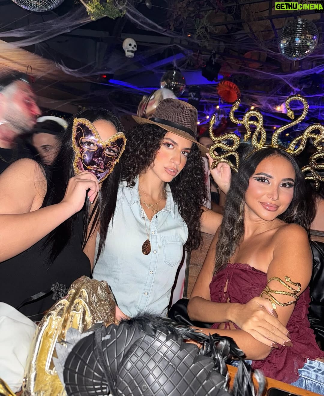 Menna Samaha - 7K Likes - Halloween glam unlocked 🕸️✨
Makeup by @shotytmiex 
Hair by @mohamed_youssef_32 🎃💋