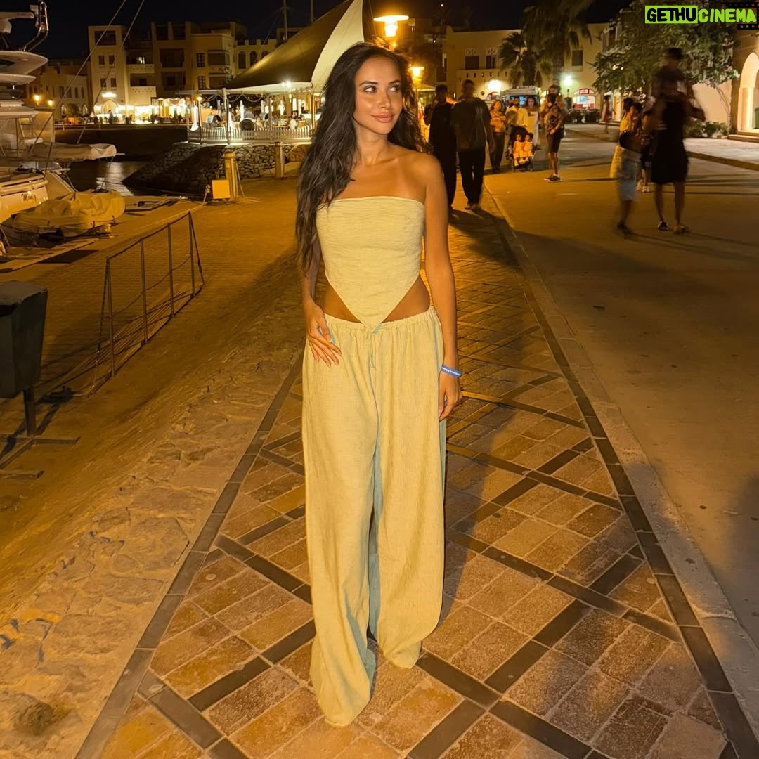 Menna Samaha - 11.4K Likes - @frillucairo girl 🦋🍭

#fashionblogger #fashion #fashionista