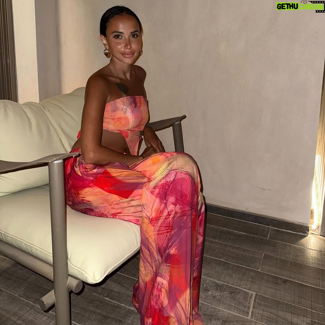 Menna Samaha - 11.4K Likes - @frillucairo girl 🦋🍭

#fashionblogger #fashion #fashionista