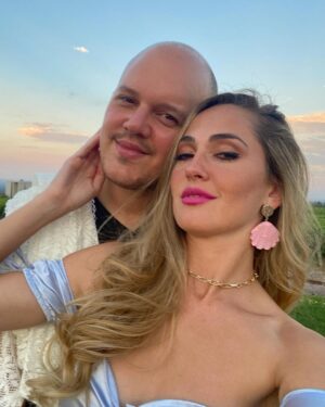 Mercedes Lambre Instagram - Feliz San Valentín a mi esposo🤍 Gracias por hacer cada día de mi vida especial, traerme paz y amarme tan incondicionalmente . Sos el sueño más grande que tuve. Mi sueño más precioso cumplido. Te amo ❤️