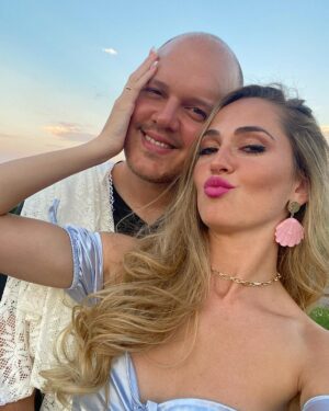 Mercedes Lambre Instagram - Feliz San Valentín a mi esposo🤍 Gracias por hacer cada día de mi vida especial, traerme paz y amarme tan incondicionalmente . Sos el sueño más grande que tuve. Mi sueño más precioso cumplido. Te amo ❤️