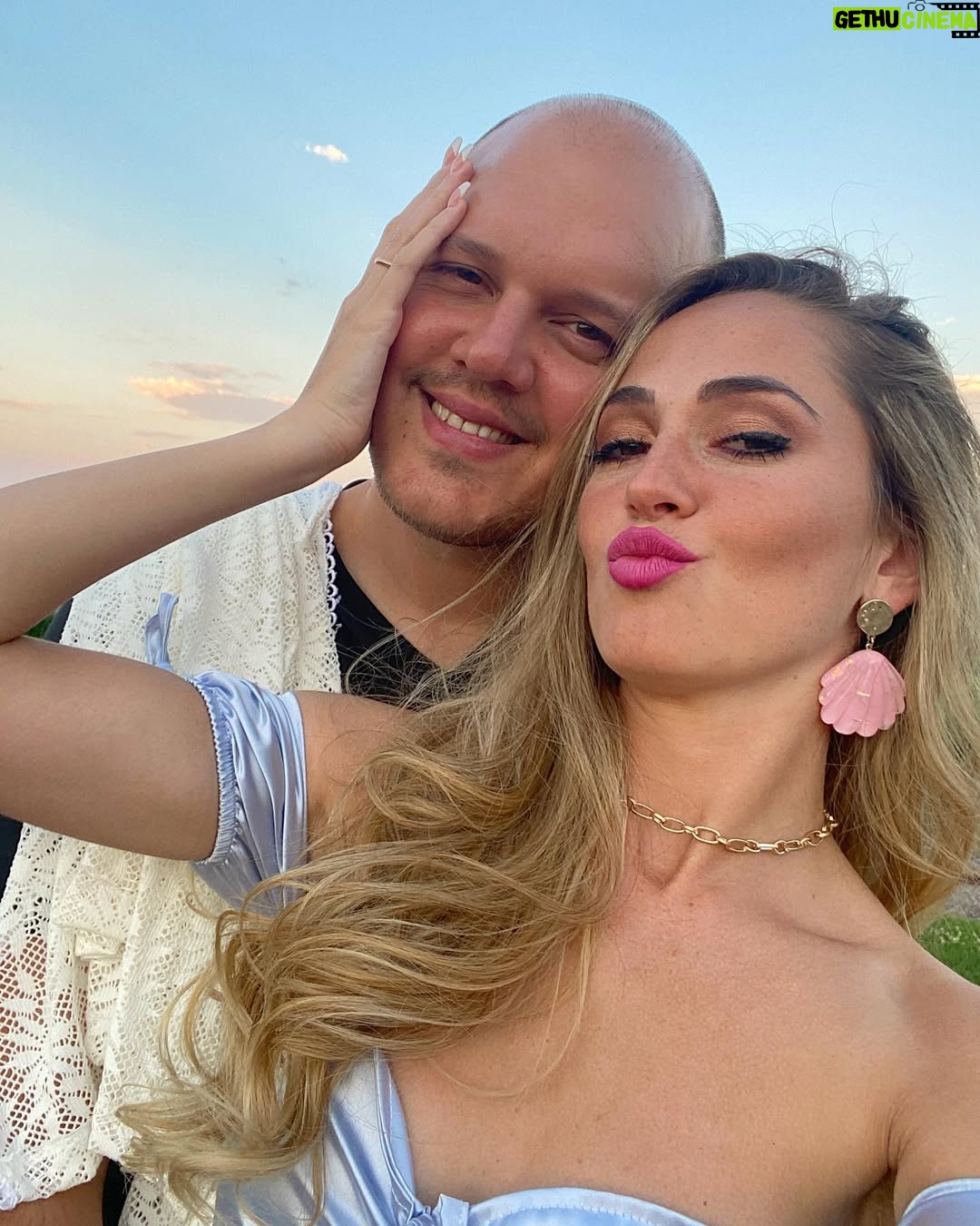 Mercedes Lambre - 78.6K Likes - Feliz San Valentín a mi esposo🤍 Gracias por hacer cada día de mi vida especial, traerme paz y amarme tan incondicionalmente . Sos el sueño más grande que tuve. Mi sueño más precioso cumplido. Te amo ❤️