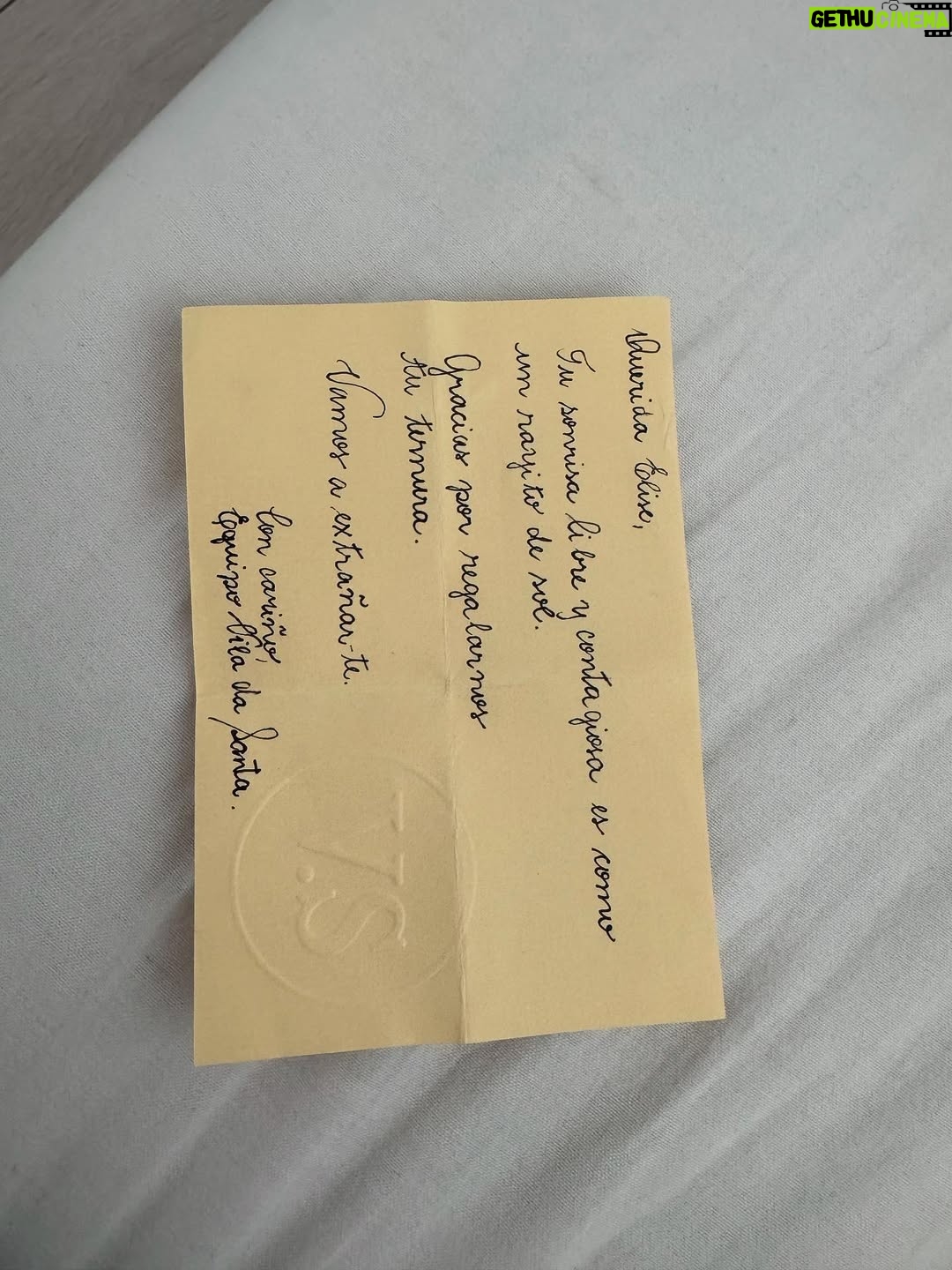 Mercedes Lambre - 213.2K Likes - Es demasiado el amor hija mía, todavía no sé si hay palabras ☀️ .
4. Una carta del personal del hotel al que fuimos, tu primera carta. Si, de un grupo de personas que ni siquiera conocíamos mucho, que no sabían nada de mí ni de nosotras, al que ya le regalaste todo el amor que vive en vos. Dios ✨