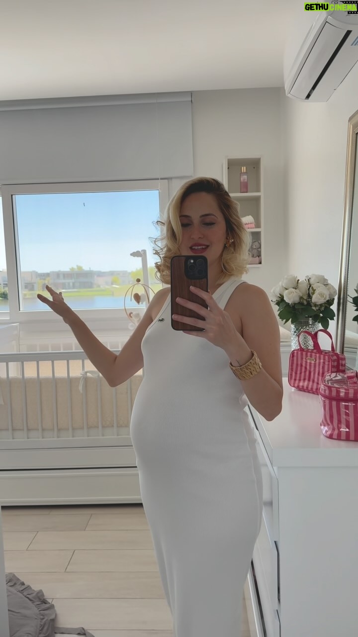 Mercedes Lambre - 49.8K Likes - FELIZ! @pimpodesign ✨
En mis historias hay sorpresa para ustedes 🙊🌺