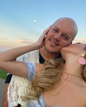 Mercedes Lambre Instagram - Feliz San Valentín a mi esposo🤍 Gracias por hacer cada día de mi vida especial, traerme paz y amarme tan incondicionalmente . Sos el sueño más grande que tuve. Mi sueño más precioso cumplido. Te amo ❤️