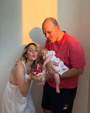 Mercedes Lambre Instagram - A un mes del día más feliz de mi vida 💕 
Feliz cumple mes mi amorcito. Te amamos 🍋