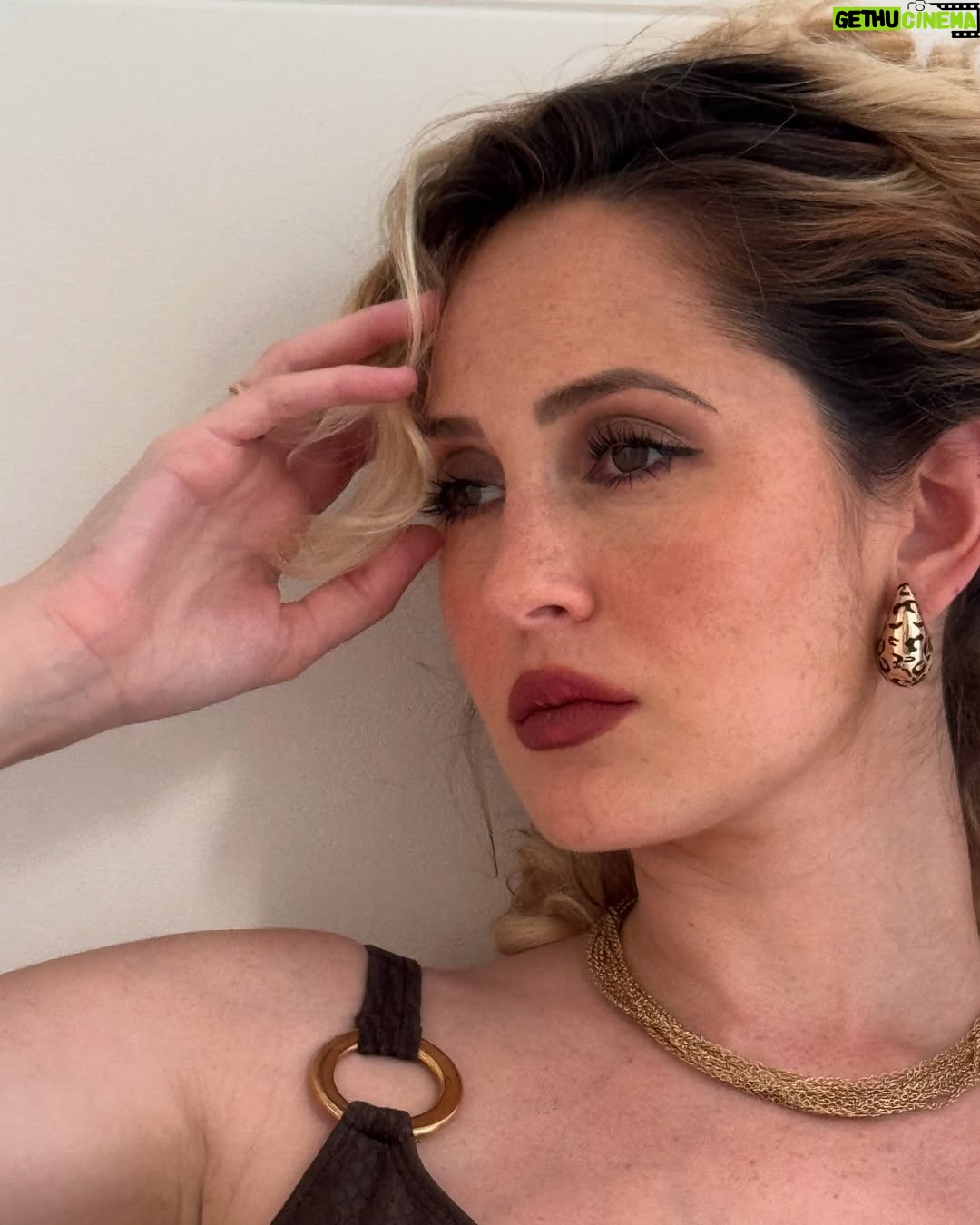 Mercedes Lambre - 87.8K Likes - Retratos post embarazo 🌺
2. Pancita inflamada
3. Varices
4. Felicidad
5. Dolor
6. Más felicidad