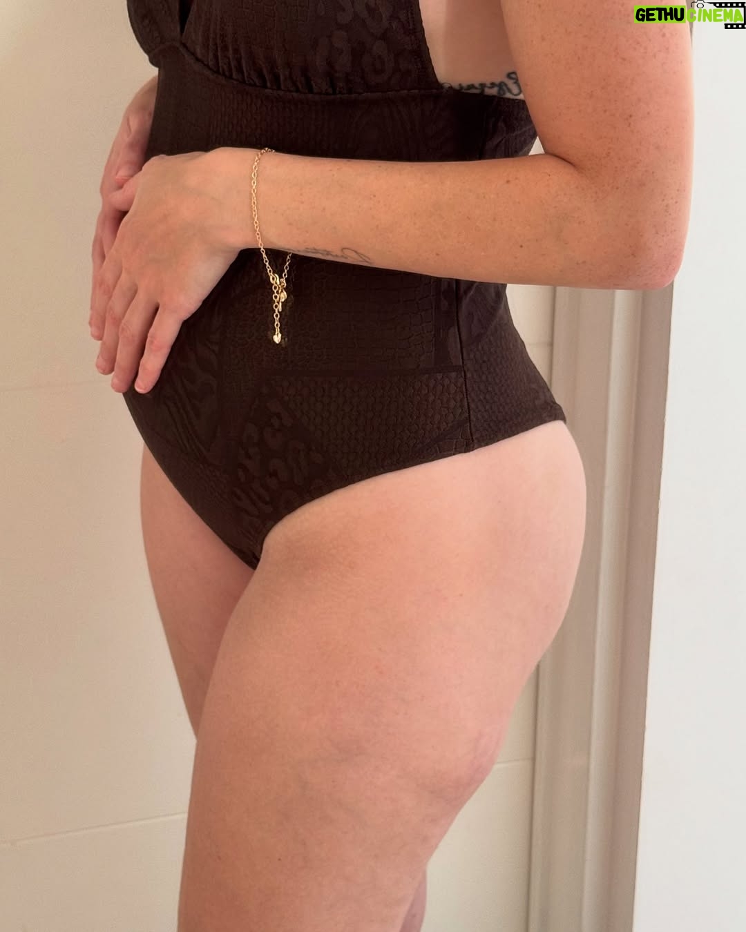 Mercedes Lambre - 87.8K Likes - Retratos post embarazo 🌺
2. Pancita inflamada
3. Varices
4. Felicidad
5. Dolor
6. Más felicidad