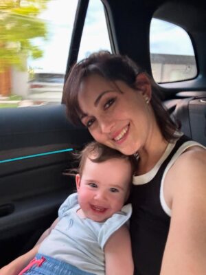 Mercedes Lambre Instagram - No tengo tantas fotos con vos hija. Intento no tener el celular en la mano cuando estamos juntas. Intento no tener el celular en la mano. Lo intento. Últimamente lo pierdo, cada 5 minutos. Lo pierdo a propósito en cualquier lugar, me lo olvido y la gente me lo alcanza. 
Hace poco pensé que ya me lo habían robado, tenía al culpable en mi mente, estaba cerca. Pero no iba a activar Find my iPhone porque no lo iba a exponer adelante de todos, no. Mejor que se lo lleve. Yo iba a estar unos días sin celular hasta que me compre otro. Unos días. Lo encontré a los dos minutos. 
Deseo nuestro presente lo más analógico posible pero ay! Cuando un pedacito de momento queda impreso en vaya saber qué 🫶🏻🌸.
Te amo 💕
