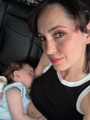 Mercedes Lambre Instagram - No tengo tantas fotos con vos hija. Intento no tener el celular en la mano cuando estamos juntas. Intento no tener el celular en la mano. Lo intento. Últimamente lo pierdo, cada 5 minutos. Lo pierdo a propósito en cualquier lugar, me lo olvido y la gente me lo alcanza. 
Hace poco pensé que ya me lo habían robado, tenía al culpable en mi mente, estaba cerca. Pero no iba a activar Find my iPhone porque no lo iba a exponer adelante de todos, no. Mejor que se lo lleve. Yo iba a estar unos días sin celular hasta que me compre otro. Unos días. Lo encontré a los dos minutos. 
Deseo nuestro presente lo más analógico posible pero ay! Cuando un pedacito de momento queda impreso en vaya saber qué 🫶🏻🌸.
Te amo 💕