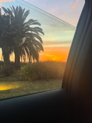 Mercedes Lambre Instagram - No tengo tantas fotos con vos hija. Intento no tener el celular en la mano cuando estamos juntas. Intento no tener el celular en la mano. Lo intento. Últimamente lo pierdo, cada 5 minutos. Lo pierdo a propósito en cualquier lugar, me lo olvido y la gente me lo alcanza. 
Hace poco pensé que ya me lo habían robado, tenía al culpable en mi mente, estaba cerca. Pero no iba a activar Find my iPhone porque no lo iba a exponer adelante de todos, no. Mejor que se lo lleve. Yo iba a estar unos días sin celular hasta que me compre otro. Unos días. Lo encontré a los dos minutos. 
Deseo nuestro presente lo más analógico posible pero ay! Cuando un pedacito de momento queda impreso en vaya saber qué 🫶🏻🌸.
Te amo 💕