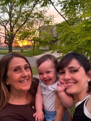 Mercedes Lambre Instagram - No tengo tantas fotos con vos hija. Intento no tener el celular en la mano cuando estamos juntas. Intento no tener el celular en la mano. Lo intento. Últimamente lo pierdo, cada 5 minutos. Lo pierdo a propósito en cualquier lugar, me lo olvido y la gente me lo alcanza. 
Hace poco pensé que ya me lo habían robado, tenía al culpable en mi mente, estaba cerca. Pero no iba a activar Find my iPhone porque no lo iba a exponer adelante de todos, no. Mejor que se lo lleve. Yo iba a estar unos días sin celular hasta que me compre otro. Unos días. Lo encontré a los dos minutos. 
Deseo nuestro presente lo más analógico posible pero ay! Cuando un pedacito de momento queda impreso en vaya saber qué 🫶🏻🌸.
Te amo 💕