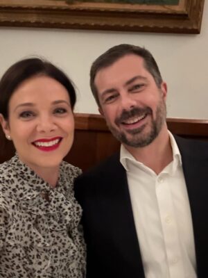 Meredith Salenger Instagram - We are so lucky to have so many incredible Democrats fighting for the future of America. Most exceptional among them is the brilliant, thoughtful and eloquent @pete.buttigieg who I had the distinct honor of joining for dinner along with my inspiring dear friend @ericgarcetti. Also, it was such a special treat to meet the very brave and courageous @alexander_s_vindman! We have such a bright future ahead of us. We just have to make sure everyone actually gets to the polls and votes in the midterms and beyond and always. Everyone has to understand their civic duty to make this world a better place. We have so many wonderful people who can lead us. We just have to get them in office. This is just in general!
