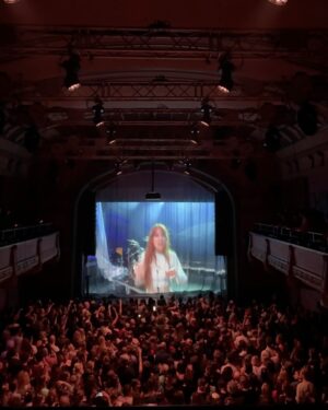 Merel Baldé Instagram - GENTEKINDEREN VAN ME! We speelden de laatste show met Herbie 🦈, gaven een preview van mijn nieuwe plaat, stelden jullie voor aan @teusrdmn die gitaar bij ons komt spelen en sloten samen het jaar af. Dank jullie wel en fijne..(laatste slide) I ❤️ you
Foto’s @claudiagldntps
Costume Design & Styling @nn_nickynina
En de rest van het teampje ❤️❤️❤️ @deshdrums #milanozonderinsta @erikvanzoelen @lucaspostt @ikevbergen @wout.panis @gooselighting @rogofta
En thanks @viernulvier.gent en amazing @reindier__
