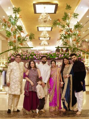 Meru Panwar Grover Instagram - Wedding season officially begins #matakichowki
Gorang’s outfit : @fashionterminalexclusive
Mua : @deekshachopra_makeovers
.
.
.
#wedding #weddingday #shaadiseason