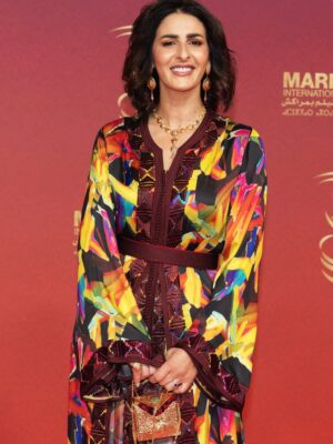 Meryem Zaïmi Instagram - Tradition en lumière sur le tapis rouge du FIFM ✨
Une tenue pensée par une grande créatrice de haute couture marocaine ✨, sublimée par des bijoux traditionnels réalisés avec un savoir-faire précieux✨.
Tenue : @maisonfatim
Bijoux : @bijouya_by_firdaous
📍 @marrakechfilmfestival
#caftan #caftan_marocain #traditional #morocco #marrakech