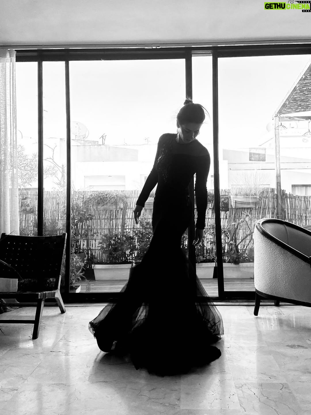 Meryem Zaïmi - 2.6K Likes - “حرةٌ، لا يُرسم لها مسار.”

Une création pensée comme une extension de mon identité.
Merci aux @ateliersalidrissi pour cette robe qui me ressemble ✨
Un grand merci à @tajjoaillerie pour ces bijoux subtils et puissants ✨
Un autre grand merci à @camillepetrouvi pour le makeup et le hair styling ✨

Heureuse de vivre encore une fois la magie du FIFM
@marrakechfilmfestival ✨

#shine #love #lovemyjob #lovemylife #lovemyfans