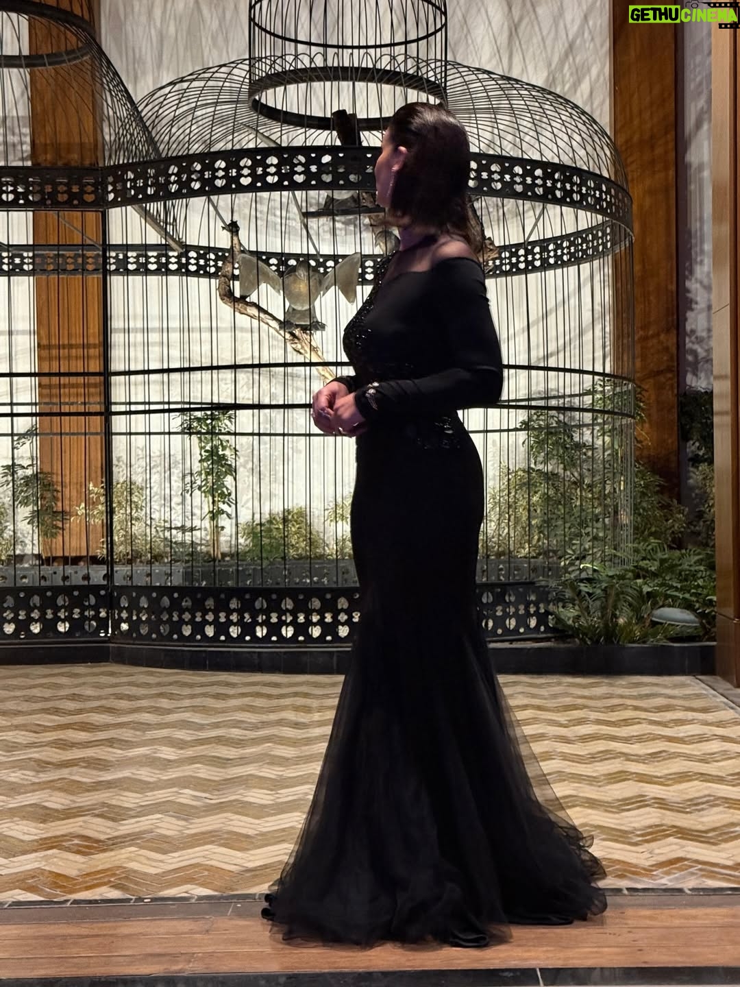 Meryem Zaïmi - 2.6K Likes - “حرةٌ، لا يُرسم لها مسار.”

Une création pensée comme une extension de mon identité.
Merci aux @ateliersalidrissi pour cette robe qui me ressemble ✨
Un grand merci à @tajjoaillerie pour ces bijoux subtils et puissants ✨
Un autre grand merci à @camillepetrouvi pour le makeup et le hair styling ✨

Heureuse de vivre encore une fois la magie du FIFM
@marrakechfilmfestival ✨

#shine #love #lovemyjob #lovemylife #lovemyfans