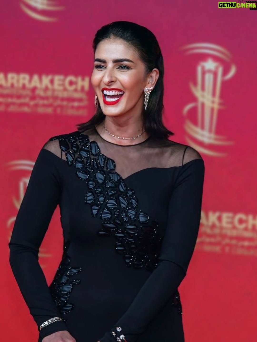 Meryem Zaïmi - 2.6K Likes - “حرةٌ، لا يُرسم لها مسار.”

Une création pensée comme une extension de mon identité.
Merci aux @ateliersalidrissi pour cette robe qui me ressemble ✨
Un grand merci à @tajjoaillerie pour ces bijoux subtils et puissants ✨
Un autre grand merci à @camillepetrouvi pour le makeup et le hair styling ✨

Heureuse de vivre encore une fois la magie du FIFM
@marrakechfilmfestival ✨

#shine #love #lovemyjob #lovemylife #lovemyfans