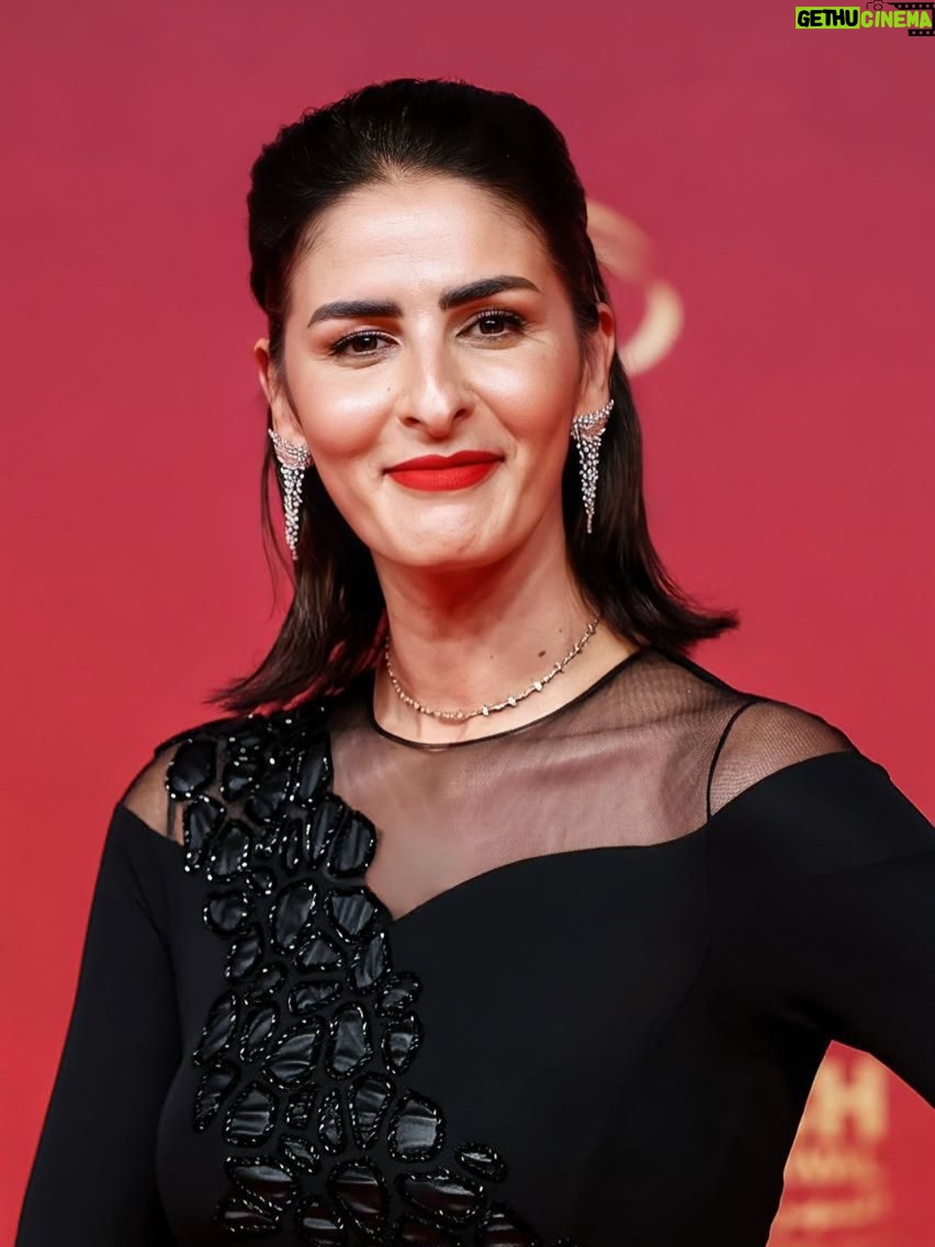 Meryem Zaïmi - 2.6K Likes - “حرةٌ، لا يُرسم لها مسار.”

Une création pensée comme une extension de mon identité.
Merci aux @ateliersalidrissi pour cette robe qui me ressemble ✨
Un grand merci à @tajjoaillerie pour ces bijoux subtils et puissants ✨
Un autre grand merci à @camillepetrouvi pour le makeup et le hair styling ✨

Heureuse de vivre encore une fois la magie du FIFM
@marrakechfilmfestival ✨

#shine #love #lovemyjob #lovemylife #lovemyfans