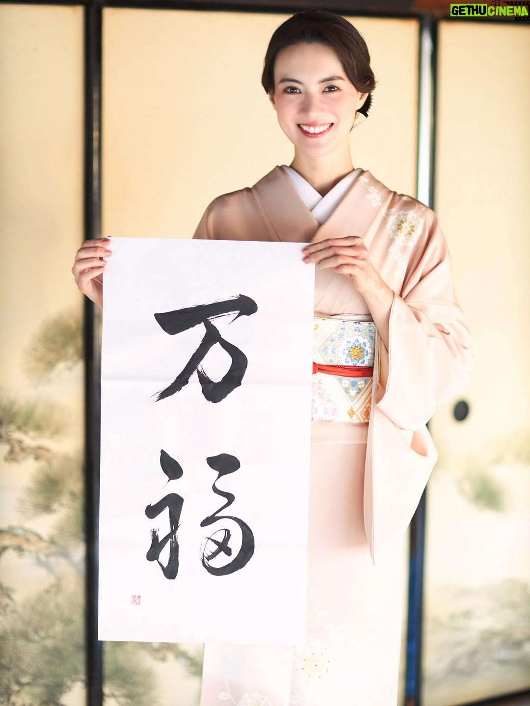 Mew Azama - 3.1K Likes - 🎍🎍🎍
　
新年あけましておめでとうございます

本年もよろしくお願い申し上げます

　
2026年1月1日
安座間美優
　

🐴🐴🐴
　

2023年から1年間書道連載をさせていただいていた
BIJIN＋(@bijin.plus)の「安座間美優の美書道」
番外編で新年のご挨拶です。
　

『万福』

皆様に数えきれないほどのたくさんの幸せが訪れますようにという想いを込めて書き初めをさせていただきました。
　

インタビュー記事が2回に渡って掲載されるので
ぜひ読んでいただけると嬉しいです。
　

#安座間美優の美書道#安座間美優書#みゅう書#万福