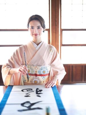 Mew Azama Instagram - 🎍🎍🎍
　
新年あけましておめでとうございます

本年もよろしくお願い申し上げます

　
2026年1月1日
安座間美優
　

🐴🐴🐴
　

2023年から1年間書道連載をさせていただいていた
BIJIN＋(@bijin.plus)の「安座間美優の美書道」
番外編で新年のご挨拶です。
　

『万福』

皆様に数えきれないほどのたくさんの幸せが訪れますようにという想いを込めて書き初めをさせていただきました。
　

インタビュー記事が2回に渡って掲載されるので
ぜひ読んでいただけると嬉しいです。
　

#安座間美優の美書道#安座間美優書#みゅう書#万福