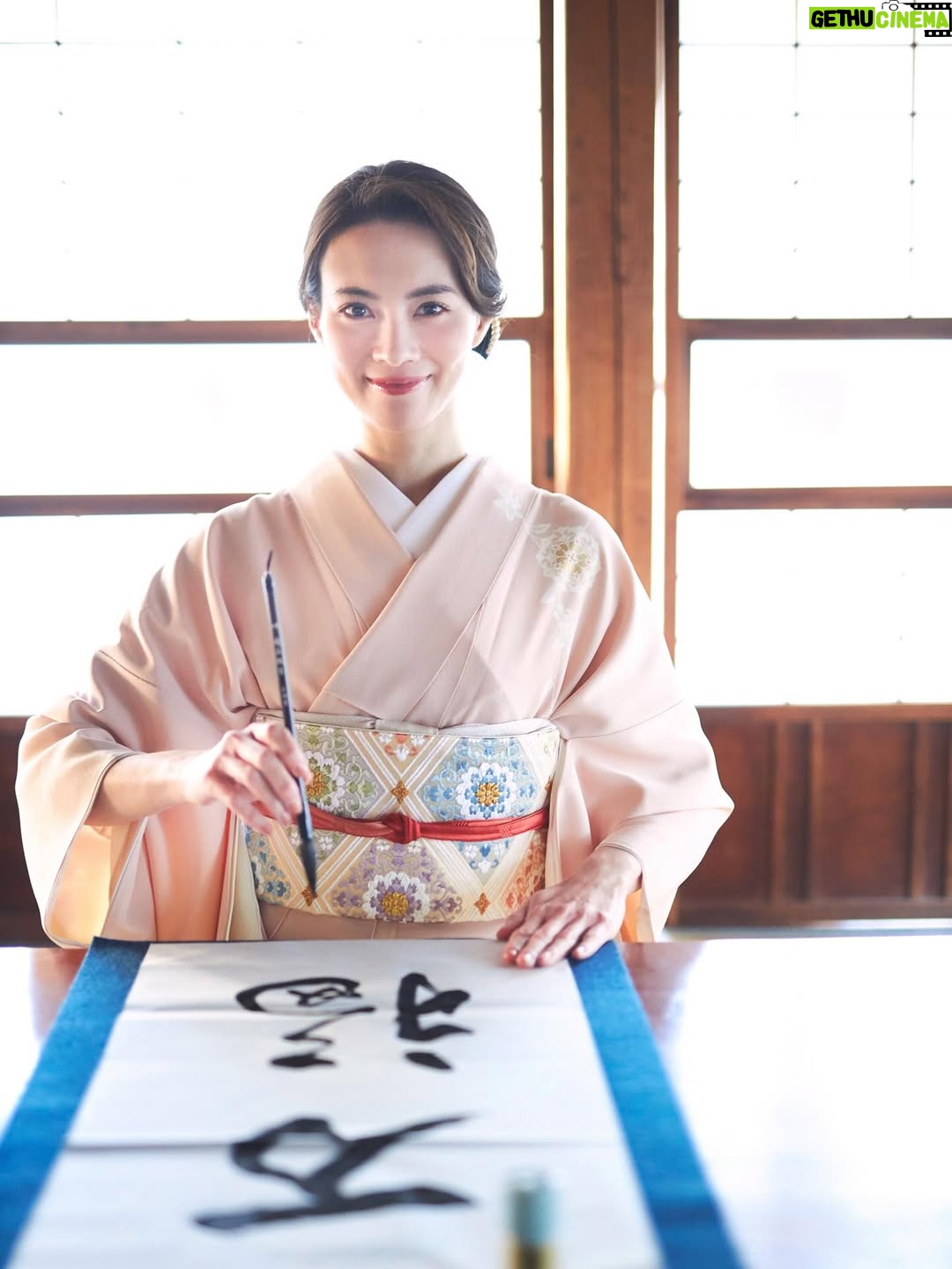 Mew Azama - 3.1K Likes - 🎍🎍🎍
　
新年あけましておめでとうございます

本年もよろしくお願い申し上げます

　
2026年1月1日
安座間美優
　

🐴🐴🐴
　

2023年から1年間書道連載をさせていただいていた
BIJIN＋(@bijin.plus)の「安座間美優の美書道」
番外編で新年のご挨拶です。
　

『万福』

皆様に数えきれないほどのたくさんの幸せが訪れますようにという想いを込めて書き初めをさせていただきました。
　

インタビュー記事が2回に渡って掲載されるので
ぜひ読んでいただけると嬉しいです。
　

#安座間美優の美書道#安座間美優書#みゅう書#万福