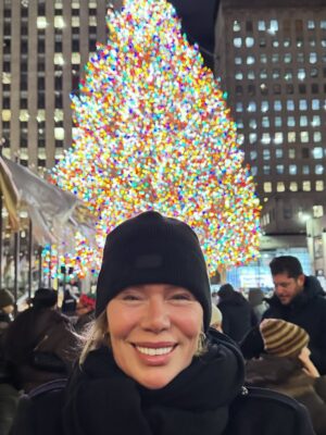 Mia Michaels Instagram - Merry Christmas  and Happy Holidays Everyone!!! ♥️♥️♥️May your open hearts bring you joy , your spirits be grateful and your eyes be that of a child. Enjoy!!! #nyc #holidays