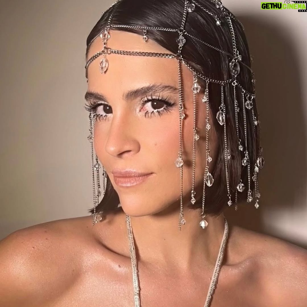 Micaela Riera - 2.6K Likes - -Una año más dando el presente en el #PrixBaronB 

-Un evento más que Emm y Val me confían sus diseños de @sylvieburstin .Siempre me siento una princesa con ustedes. Las quiero!

-Esta vez se unió al equipo un emprendimiento que hace mucho 
quería incorporar @annamolly.objetos que hizo en tiempo récord el fascinator y el clatch. 
<También me presto un anillo suyo muy preciado y yo lo perdí. No saben lo mal que me siento. No quiere que se lo reembolse, así que vayan a seguirla que hace cosas hermosas.>

-Como si tuviésemos telepatía me escribió @agosrimolo.makeup y se vino desde La Plata, una vez más, para ayudarme a acomodar esta cara y pelo. La última foto es para demostrar lo que duró el make up. 👀 Sos un ser de luz, gracias.

-Y como siempre mi amiga personal @toficenturion que se supera con el estilismo cada evento que hacemos juntas. 

Son lo mas! Gracias!

Ahora quiero saber si a ustedes les gustó el look! ✨️💜

@baronbargentina 🥂🍾