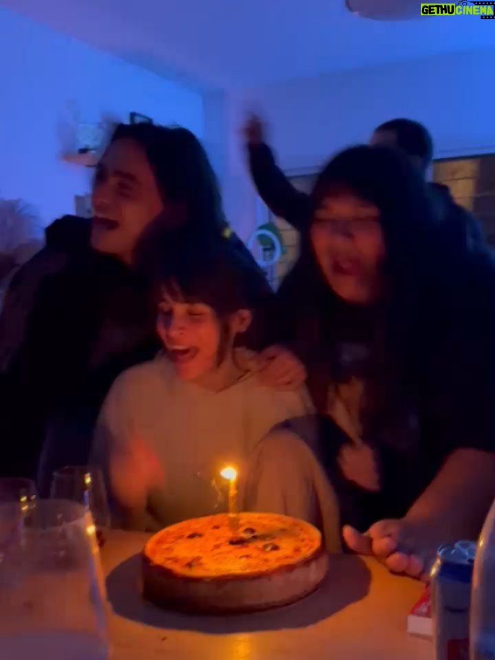 Micaela Riera - 1.6K Likes - Dump cumpleañero

-UnPasoUnaCagada arriba de la cama
-Soplada canceriana 🦀🌙
-El mejor compañero que existirá alguna vez
-Una tirada de cartas romántica
-3 deseos
-Mi descendencia, un tarotista, un metalero con gorro de unicornio.
- Check in @hiltonbuenosaires
-Mi primer desayuno con 34 años, muy tranqui
-Mi nueva roomate
-Los perros me hacen feliz, la gente no tanto.
-Siguen los festejos este viernes en Cerámica & Vino @micaceramica
-Yapa: la pieza que hice hoy en el taller de orfebreria 🤌🏻

Arranqué mi año con muchas sorpresas, besos, amor y risas. 

Gracias a todos por los saludos. 
No terminé de responderles, tardaré, pero lo haré.
Gracias, gracias, gracias ✨️
