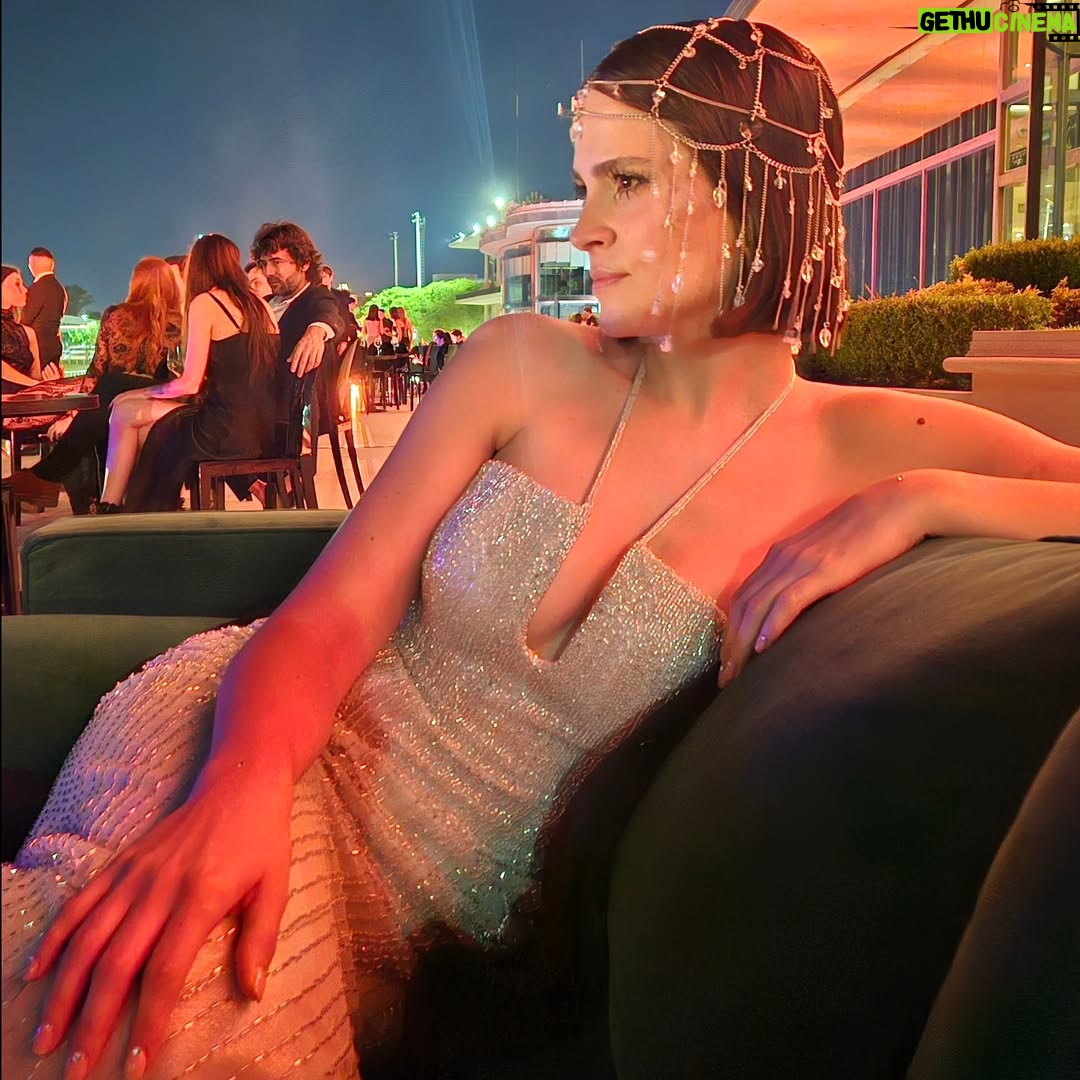 Micaela Riera - 2.6K Likes - -Una año más dando el presente en el #PrixBaronB 

-Un evento más que Emm y Val me confían sus diseños de @sylvieburstin .Siempre me siento una princesa con ustedes. Las quiero!

-Esta vez se unió al equipo un emprendimiento que hace mucho 
quería incorporar @annamolly.objetos que hizo en tiempo récord el fascinator y el clatch. 
<También me presto un anillo suyo muy preciado y yo lo perdí. No saben lo mal que me siento. No quiere que se lo reembolse, así que vayan a seguirla que hace cosas hermosas.>

-Como si tuviésemos telepatía me escribió @agosrimolo.makeup y se vino desde La Plata, una vez más, para ayudarme a acomodar esta cara y pelo. La última foto es para demostrar lo que duró el make up. 👀 Sos un ser de luz, gracias.

-Y como siempre mi amiga personal @toficenturion que se supera con el estilismo cada evento que hacemos juntas. 

Son lo mas! Gracias!

Ahora quiero saber si a ustedes les gustó el look! ✨️💜

@baronbargentina 🥂🍾