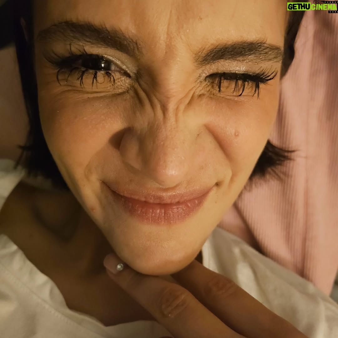 Micaela Riera - 2.6K Likes - -Una año más dando el presente en el #PrixBaronB 

-Un evento más que Emm y Val me confían sus diseños de @sylvieburstin .Siempre me siento una princesa con ustedes. Las quiero!

-Esta vez se unió al equipo un emprendimiento que hace mucho 
quería incorporar @annamolly.objetos que hizo en tiempo récord el fascinator y el clatch. 
<También me presto un anillo suyo muy preciado y yo lo perdí. No saben lo mal que me siento. No quiere que se lo reembolse, así que vayan a seguirla que hace cosas hermosas.>

-Como si tuviésemos telepatía me escribió @agosrimolo.makeup y se vino desde La Plata, una vez más, para ayudarme a acomodar esta cara y pelo. La última foto es para demostrar lo que duró el make up. 👀 Sos un ser de luz, gracias.

-Y como siempre mi amiga personal @toficenturion que se supera con el estilismo cada evento que hacemos juntas. 

Son lo mas! Gracias!

Ahora quiero saber si a ustedes les gustó el look! ✨️💜

@baronbargentina 🥂🍾