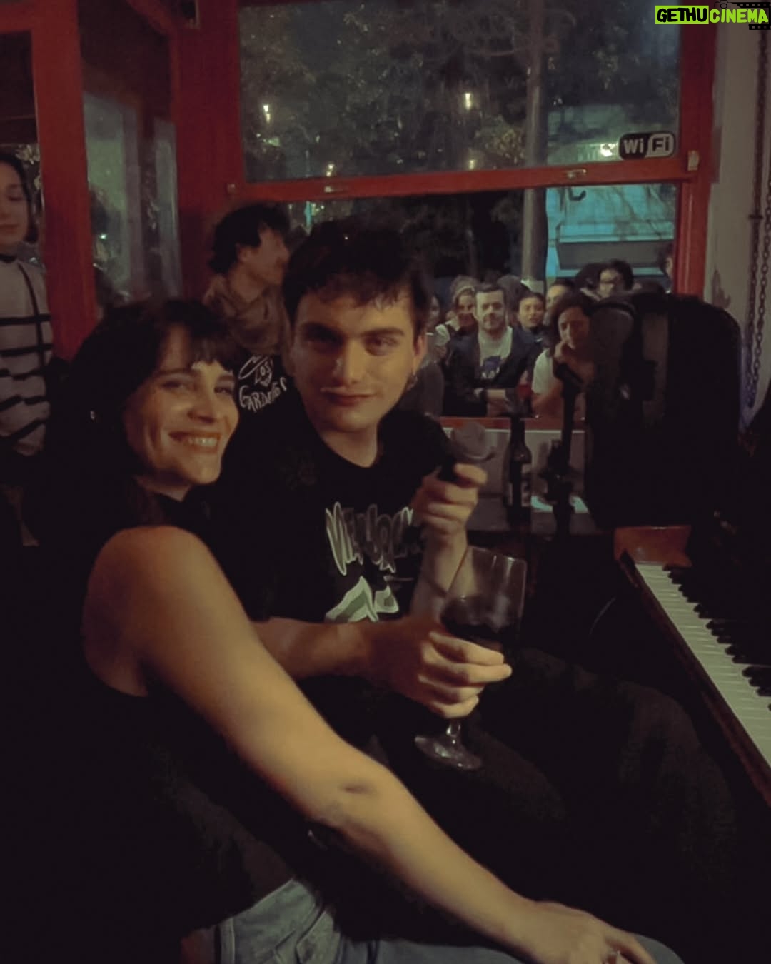 Micaela Riera - 1.9K Likes - ✨️🍷🫂🎵📝

Sacar belleza de este caos