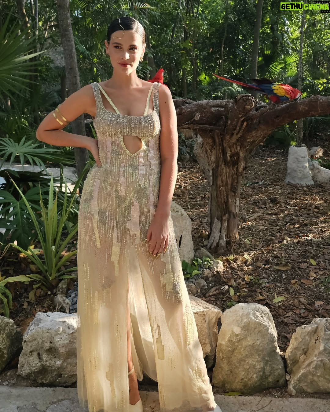 Micaela Riera - 3.5K Likes - Todos hacen dump. Y yo no sé qué significaría dump en esta red social, pero algo caché, si lo hice mal me dicen.

Dump de 2 dias en @xcaretpark by @premios_platino 

1- Dejando para el recuerdo este conjunto de @anushkaelliot 
2- Foto con mis amigos antes de entrar a perder un platino
3- @andychango_oficial único actor argentino en traer el platino
4- El artista que no recuerdo el nombre pero si ves esto sos un capo. Me duró toda la noche. Aplique de @limidojoyas 
5- El único momento libre que tuve en este viaje relámpago. Recorriendo @hotelxcaretarte
6- Feliz con el maquillaje que me hice, y joyas @theofficialpandora 
7- Un almuerzo variado pero rico rico
8- @axelkuschevatzk haciéndome una entrevista para @tntlatam sacala del ángulo. 
9- Canchereando con @kosiuko y @mishkabuenosaires 

Gracias México, ya te extraño. 💚🤍❤️