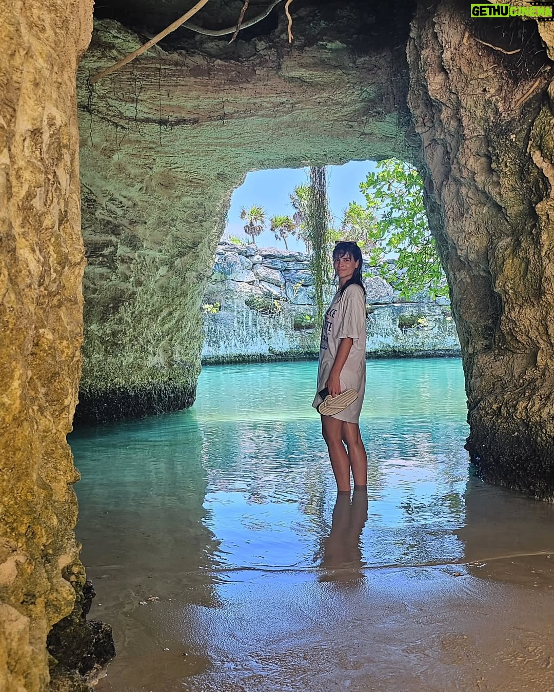 Micaela Riera - 3.5K Likes - Todos hacen dump. Y yo no sé qué significaría dump en esta red social, pero algo caché, si lo hice mal me dicen.

Dump de 2 dias en @xcaretpark by @premios_platino 

1- Dejando para el recuerdo este conjunto de @anushkaelliot 
2- Foto con mis amigos antes de entrar a perder un platino
3- @andychango_oficial único actor argentino en traer el platino
4- El artista que no recuerdo el nombre pero si ves esto sos un capo. Me duró toda la noche. Aplique de @limidojoyas 
5- El único momento libre que tuve en este viaje relámpago. Recorriendo @hotelxcaretarte
6- Feliz con el maquillaje que me hice, y joyas @theofficialpandora 
7- Un almuerzo variado pero rico rico
8- @axelkuschevatzk haciéndome una entrevista para @tntlatam sacala del ángulo. 
9- Canchereando con @kosiuko y @mishkabuenosaires 

Gracias México, ya te extraño. 💚🤍❤️