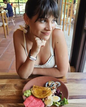 Micaela Riera Instagram - Todos hacen dump. Y yo no sé qué significaría dump en esta red social, pero algo caché, si lo hice mal me dicen.
Dump de 2 dias en @xcaretpark by @premios_platino
1- Dejando para el recuerdo este conjunto de @anushkaelliot
2- Foto con mis amigos antes de entrar a perder un platino
3- @andychango_oficial único actor argentino en traer el platino
4- El artista que no recuerdo el nombre pero si ves esto sos un capo. Me duró toda la noche. Aplique de @limidojoyas
5- El único momento libre que tuve en este viaje relámpago. Recorriendo @hotelxcaretarte
6- Feliz con el maquillaje que me hice, y joyas @theofficialpandora
7- Un almuerzo variado pero rico rico
8- @axelkuschevatzk haciéndome una entrevista para @tntlatam sacala del ángulo.
9- Canchereando con @kosiuko y @mishkabuenosaires
Gracias México, ya te extraño. 💚🤍❤️