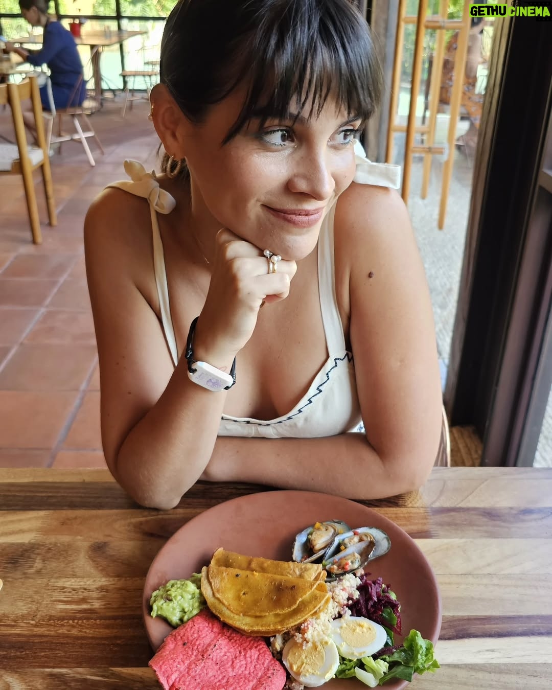 Micaela Riera - 3.5K Likes - Todos hacen dump. Y yo no sé qué significaría dump en esta red social, pero algo caché, si lo hice mal me dicen.

Dump de 2 dias en @xcaretpark by @premios_platino 

1- Dejando para el recuerdo este conjunto de @anushkaelliot 
2- Foto con mis amigos antes de entrar a perder un platino
3- @andychango_oficial único actor argentino en traer el platino
4- El artista que no recuerdo el nombre pero si ves esto sos un capo. Me duró toda la noche. Aplique de @limidojoyas 
5- El único momento libre que tuve en este viaje relámpago. Recorriendo @hotelxcaretarte
6- Feliz con el maquillaje que me hice, y joyas @theofficialpandora 
7- Un almuerzo variado pero rico rico
8- @axelkuschevatzk haciéndome una entrevista para @tntlatam sacala del ángulo. 
9- Canchereando con @kosiuko y @mishkabuenosaires 

Gracias México, ya te extraño. 💚🤍❤️