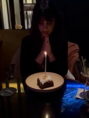 Micaela Riera Instagram - Dump cumpleañero
-UnPasoUnaCagada arriba de la cama
-Soplada canceriana 🦀🌙
-El mejor compañero que existirá alguna vez
-Una tirada de cartas romántica
-3 deseos
-Mi descendencia, un tarotista, un metalero con gorro de unicornio.
- Check in @hiltonbuenosaires
-Mi primer desayuno con 34 años, muy tranqui
-Mi nueva roomate
-Los perros me hacen feliz, la gente no tanto.
-Siguen los festejos este viernes en Cerámica & Vino @micaceramica
-Yapa: la pieza que hice hoy en el taller de orfebreria 🤌🏻
Arranqué mi año con muchas sorpresas, besos, amor y risas.
Gracias a todos por los saludos.
No terminé de responderles, tardaré, pero lo haré.
Gracias, gracias, gracias ✨️