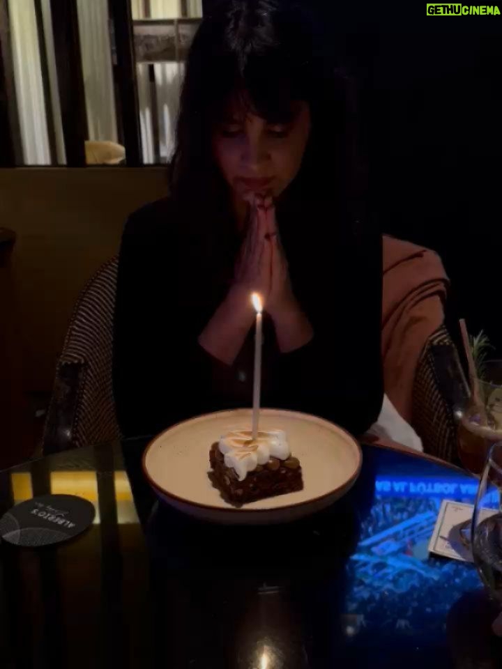 Micaela Riera - 1.6K Likes - Dump cumpleañero

-UnPasoUnaCagada arriba de la cama
-Soplada canceriana 🦀🌙
-El mejor compañero que existirá alguna vez
-Una tirada de cartas romántica
-3 deseos
-Mi descendencia, un tarotista, un metalero con gorro de unicornio.
- Check in @hiltonbuenosaires
-Mi primer desayuno con 34 años, muy tranqui
-Mi nueva roomate
-Los perros me hacen feliz, la gente no tanto.
-Siguen los festejos este viernes en Cerámica & Vino @micaceramica
-Yapa: la pieza que hice hoy en el taller de orfebreria 🤌🏻

Arranqué mi año con muchas sorpresas, besos, amor y risas. 

Gracias a todos por los saludos. 
No terminé de responderles, tardaré, pero lo haré.
Gracias, gracias, gracias ✨️