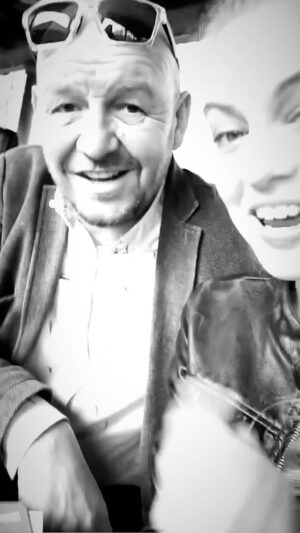 Michaela Pecháčková Instagram - Pavle.. Hledám slova. Takovej začátek roku jsem si nepředstavovala. Tohle je rána. Budeš nám tu moc chybět. Milovala jsem tvůj naprosto ironickej humor a smích, který se rozlíhal celým aťasem. ❤️ Objímám tě tam nahoru kolego. 🕊️🙏🏻