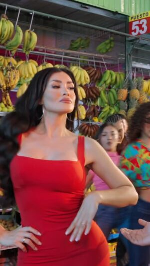 Micheille Soifer Instagram - 🔥 ¡Ya está disponible!
#GallinaVieja junto a Chechito ya suena en todas las plataformas digitales 🎶
Corre a verla, súbele el volumen y cuéntame qué te pareció 😏💃 @chechitoromerooficial ! Vayan a YouTube y comenten ♥️♥️♥️♥️