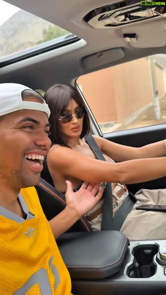 Micheille Soifer - 43.2K Likes - Díganme si exageré 😅
Porque primero me molesta, después se ríe…
y bueno, tocó bajarlo del carro 😂🚗